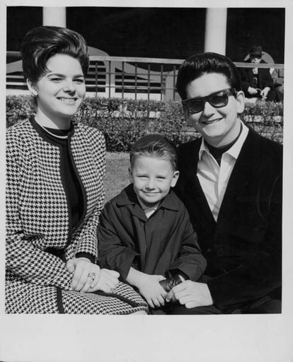 Retrato familiar de Roy Orbison con su primera esposa, la malograda Claudette, y su hijo Roy Jr. en los jardines de Dolphin Square, Londres, en la primavera de 1964.