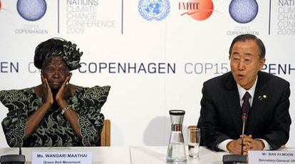La premio Nobel de la Paz Wab¡ngari Maathai, y el secretario general de la ONU, Ban Ki-moon, en Copenhague.