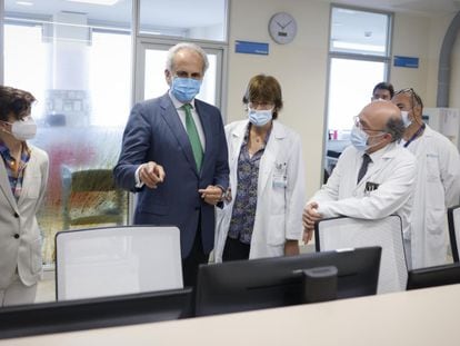 El entonces consejero de Sanidad en funciones, Enrique Ruiz Escudero, durante la visita a la Unidad de Hospitalización de Psiquiatría Infanto-Juvenil en el 12 de Octubre, el pasado 19 de mayo.