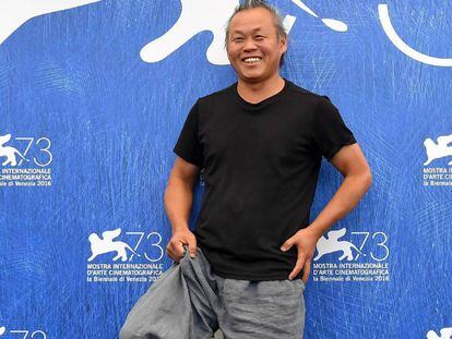 El director Kim Ki-duk posa frente al pase gr&aacute;fico de la pel&iacute;cula &#039;Geumul&#039; durante la 73 edici&oacute;n del Festival de Venecia. 
 