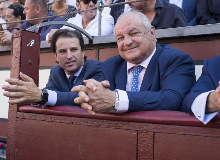 Los ganaderos Borja Domecq, padre e hijo, en la plaza de Las Ventas