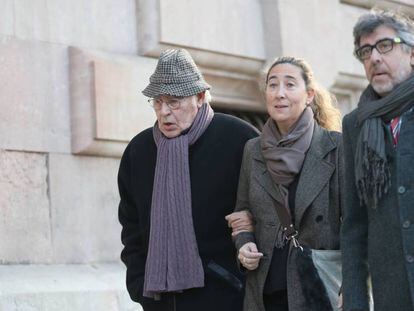 Jordi Montull, con sombrero, su hija Gemma Montull y el abogado llegan al TSJC para escuchar la sentencia. En vídeo, el periodista de EL PAÍS Jesús García explica las claves del 'caso Palau'.