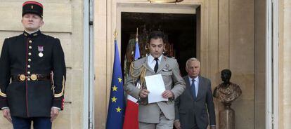 El primer ministro franc&eacute;s, Jean-Marc Ayrault (izquierda), el lunes en Par&iacute;s.