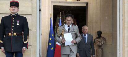 El primer ministro francés, Jean-Marc Ayrault (izquierda), el lunes en París.
