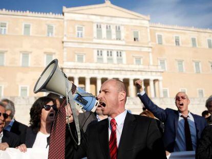 Manifestaci&oacute;n de abogados frente al Parlamento griego, en Atenas. 