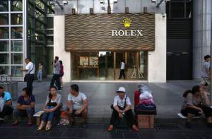 Ciudadanos permanecen a las afueras de una tienda de lujo en Pekín (China). EFE/Archivo