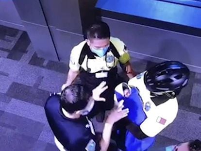 Imagen de una de las cámaras de seguridad del aeropuerto de Doha el 2 de octubre, en la que se ve a varios funcionarios cuidando de la bebé abandonada en un baño.
