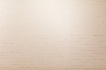 Nombres de presos políticos cubanos en Chile, tallados en la pared de la exposición.