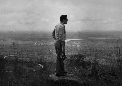 Retrato de Enrique Meneses, 1956. El fotógrafo escribe: "Pocas veces un hombre se encuentra en una frontera tan definida. Mis pies reposan en territorio sudanés. Delante mía, un precipicio cae sobre Nimulé. la ciudad frontera. Al fondo, el norte de Uganda con los meandros del Nilo que vienen hacia mi."
