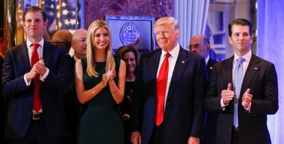 El presidente de EE UU, Donald Trump, junto a su hija Ivanka en un acto oficial.