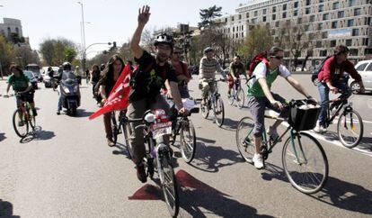 Grupos de piquetes en bicicleta que recorren el centro de Madrid.