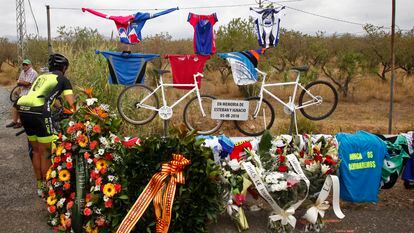 Homenaje a dos ciclistas fallecidos por ser arrollados por un turismo en la localidad de Riudoms, en Tarragona, en 2018.