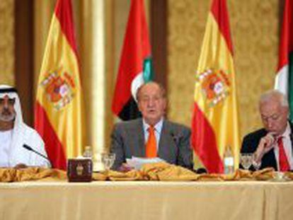 El ministro de Exteriores, Jos&eacute; Manuel Garc&iacute;a Margallo, junto al rey don Juan Carlos en su &uacute;ltima visita a Emiratos &Aacute;rabes