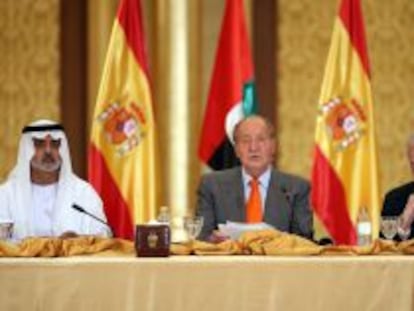 El ministro de Exteriores, Jos&eacute; Manuel Garc&iacute;a Margallo, junto al rey don Juan Carlos en su &uacute;ltima visita a Emiratos &Aacute;rabes