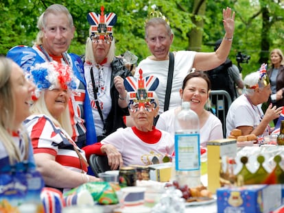 Varios asistentes al Big Lunch organizado este domingo 7 de mayo en Regent's Park, Londres.