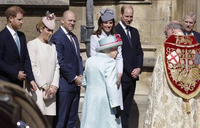 El príncipe Enrique (a la izquierda), Zara y Mike Tindall y los duques de Cambridge en la celebración del cumpleaños de Isabel II, el domingo 21 de abril en Windsor.