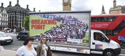 Peatones caminan junto a un cartel de la campa&ntilde;a del Partido de la Independencia del Reino Unido (UKIP) a favor del Brexit en Londres (Reino Unido).