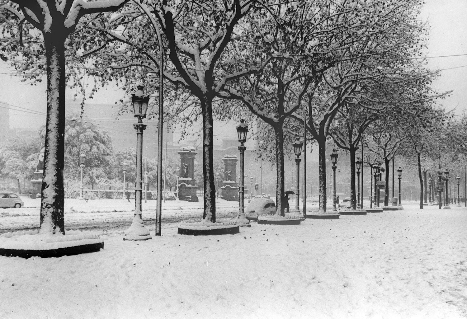 El paseo de Gracia, con la plaza de Cataluña al fondo, bajo la gran nevada caída en Barcelona en 1962.