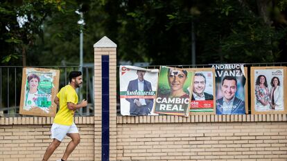 Carteles electorales en Sevilla, el día antes de las elecciones