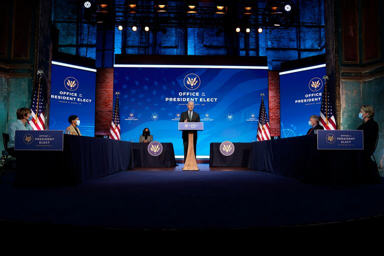 El presidente electo Joe Biden habla durante un evento en el teatro The Queen, el sábado 16 de enero de 2021, en Wilmington, Delaware.