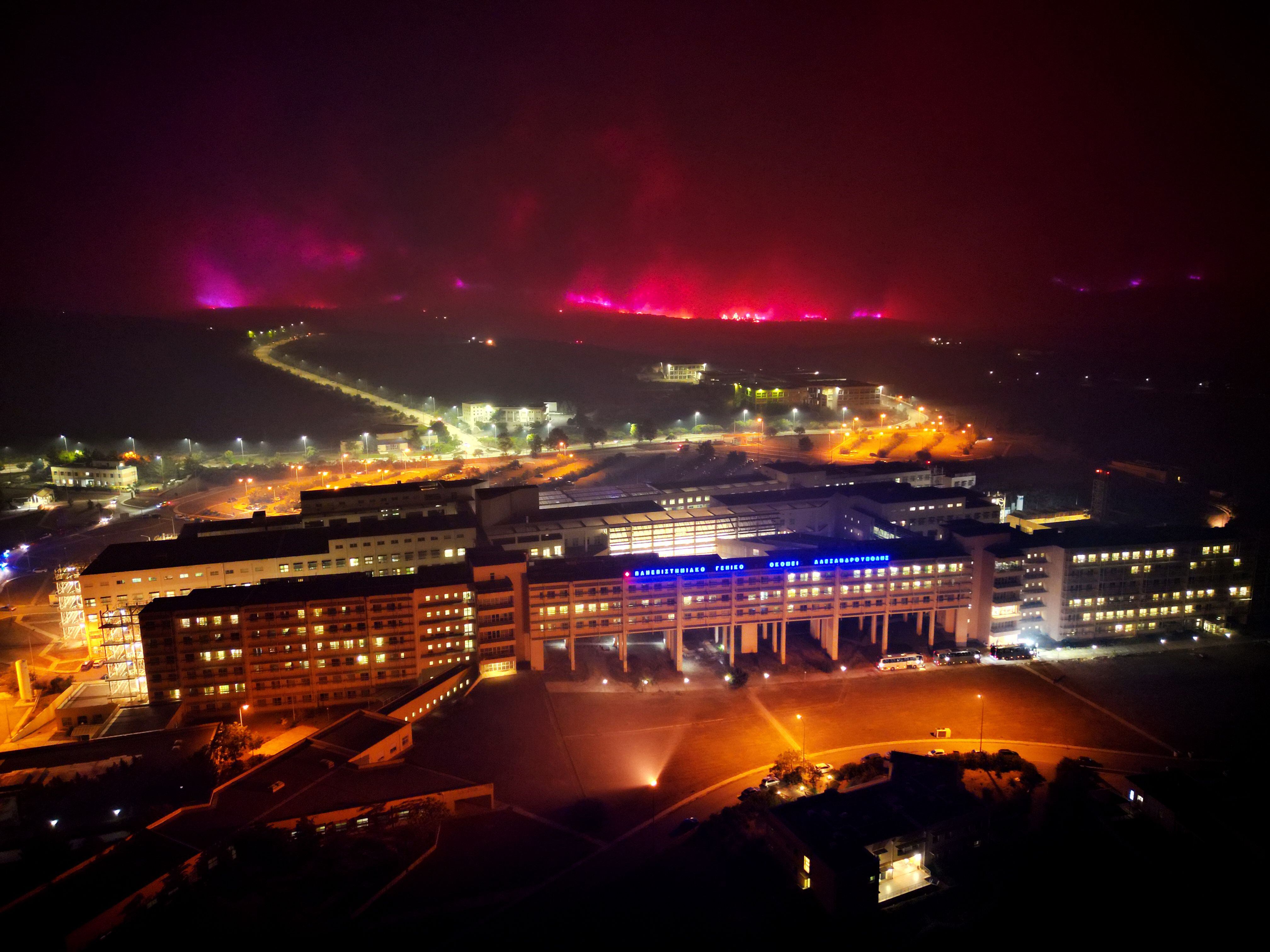 Vista aérea tomada con un dron del incendio acercándose al Hospital General de Alejandrópolis, Grecia, que fue evacuado la noche del martes.