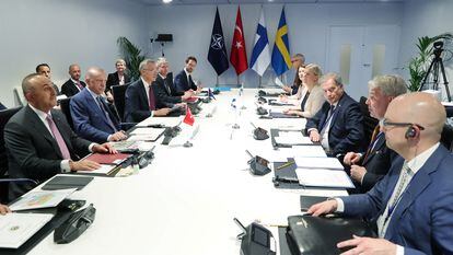 Reunión entre el presidente turco, Recep Tayyip Erdogan, el secretario general de la OTAN, Jens Stoltenberg, el presidente finlandés, Sauli Niinisto, y la primera ministra sueca, Magdalena Andersson, el martes en Madrid