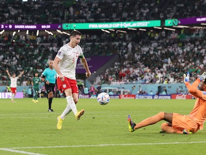 Robert Lewandowski remata en el partido contra Arabia Saudí.