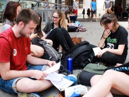 Estudiantes en un descanso de la Selectividad, en la Universidad de Barcelona.