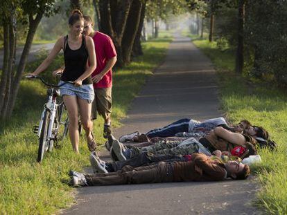 Afganos duerme en un parque Morahalom (Hungr&iacute;a).