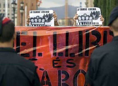 Un pequeño grupo protesta contra la visita de los Príncipes a la Feria del Libro de Barcelona ayer.