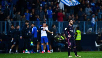 Messi se lamenta en la Rosaleda.