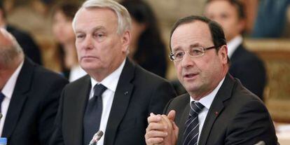 El presidente franc&eacute;s, Francois Hollande, (d.) y el primer ministro Jean-Marc Ayrault, este mi&eacute;rcoles, en Par&iacute;s. 