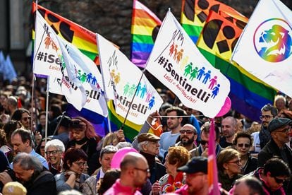 Cientos de personas se manifiestan en defensa de los derechos de las familias homosexuales, el pasado día 18 en Milán.
