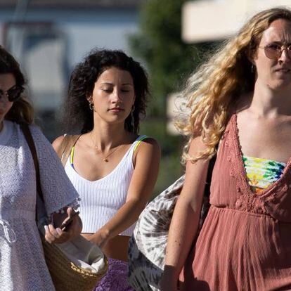 Jóvenes sin mascarilla en una calle de Ibiza, este sábado.