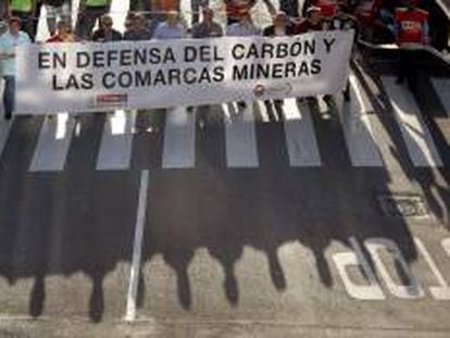 Cabecera de la manifestación convocada por las Federaciones de Industria de CCOO y del SOMA-FITAG-UGT que ha tenido lugar hoy en Mieres, para exigir una solución de futuro para el sector de la minería.