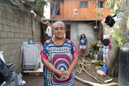 Fanny, del fraccionamiento Cessat 2, en su casa tras el huracán. 