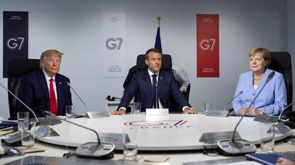 El presidente de Estados Unidos, Donald Trump, junto al presidente francés Emmanuel Macron y la canciller alemana, Angela Merkel, durante una sesión de trabajo de la cumbre del G7.