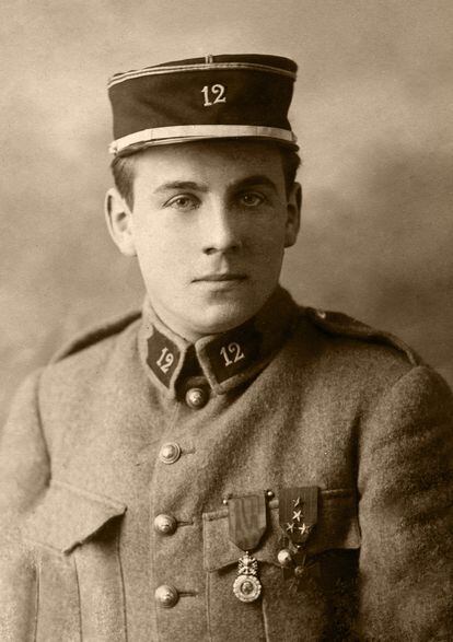 Louis Ferdinand Céline luciendo sus dos condecoraciones militares en 1915.