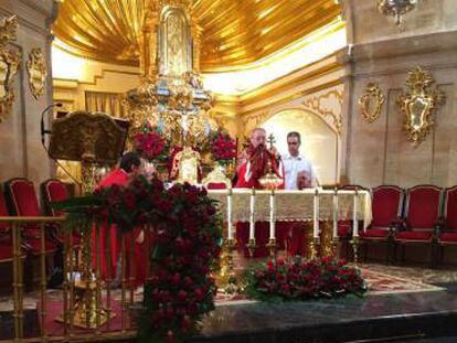 Miguel &Aacute;ngel Schiller durante un oficio religioso.