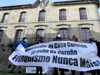 Protesta vecinal el pasado 27 de diciembre frente a la Casa Cornide que reclamaba su devolución al patrimonio público.