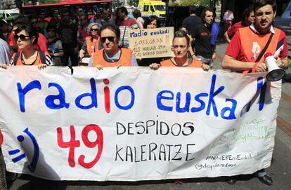 Manifestaci&oacute;n de trabajadores de Radio Euskadi por las calles de Bilbao.