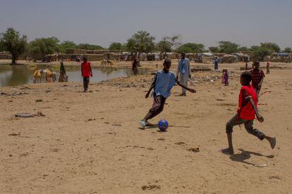 Las actividades deportivas tienen un lugar clave en los DIAP. Son una manera perfecta para atraer a jóvenes y marcar el punto de entrada en el dispositivo de soporte psicosocial. Deportes como el fútbol, ​​voleibol, baloncesto, atletismo y el disco volador son habituales. En la imagen, unos niños juegan al fútbol en Kidjendji.
