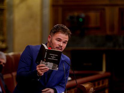 El portavoz de ERC en el Congreso, Gabriel Rufián, lee la Constitución Española durante la sesión de este martes.