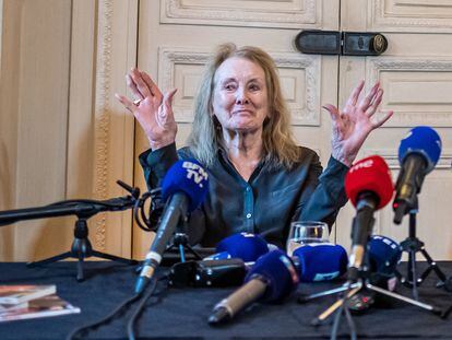 La escritora Annie Ernaud ofrece una rueda de prensa tras ganar el Nobel de Literatura, en la sede de su editorial Gallimard, este jueves en París.