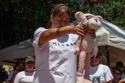 Beatriz Méndez sostiene un pelucha de Pantera Rosa que le hizo a su hijo, víctima de ejecución extrajudicial.
