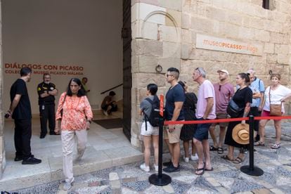 Un grupo de personas espera en la entrada del Museo Piccaso, en Málaga, que se les permita el acceso. 