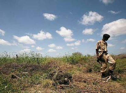 Un soldado gubernamental pasa junto al cuerpo de un miliciano islamista al sur de la ciudad de Baidoa.