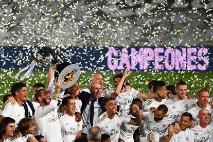 La plantilla del Real Madrid celebra el título en Valdebebas.