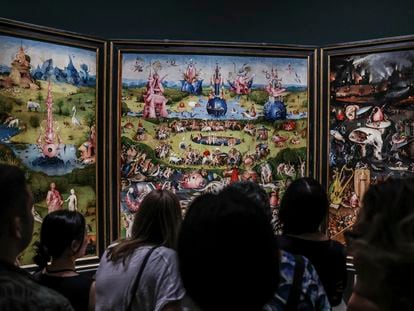 Visitantes del Museo del Prado contemplan 'El jardín de las delicias', este lunes.