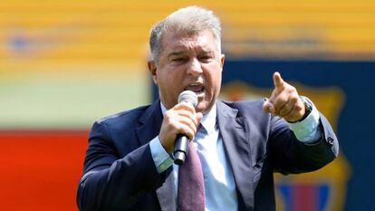 El presidente del FC Barcelona, Joan Laporta, exultante durante la presentación de Robert Lewandowski.Alejandro Garcia (EFE)